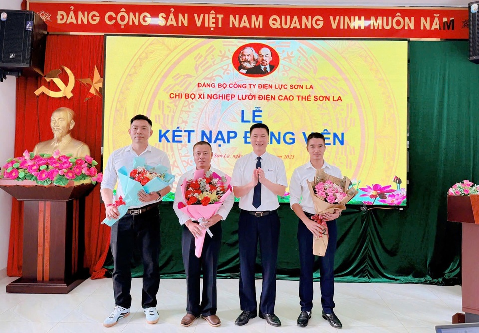 Chi bộ Xí nghiệp lưới điện cao thế Sơn La tổ chức Lễ kết nạp Đảng viên